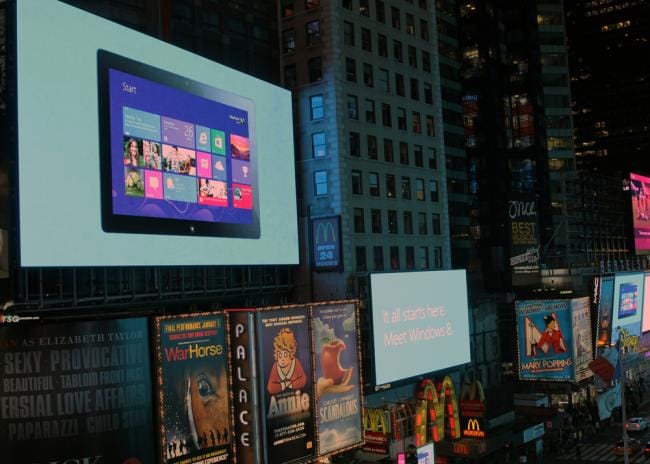 Surface-Werbung am Times Square