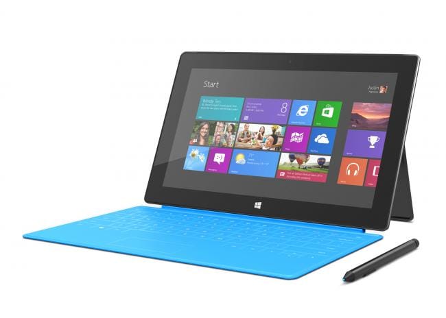 Surface Pro mit blauem Touch-Cover und Surface Pen