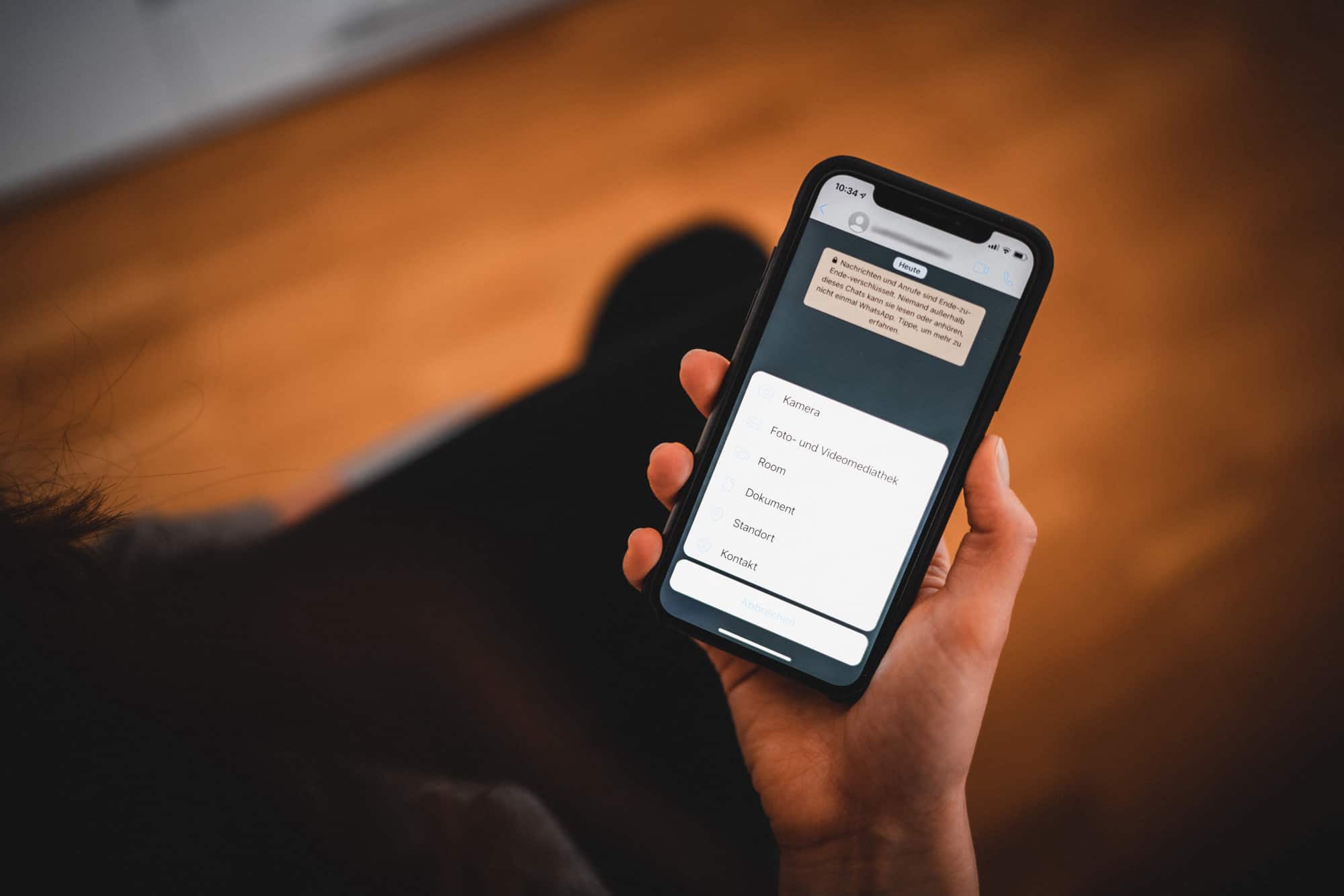 WhatsApp Kontakt weiterleiten