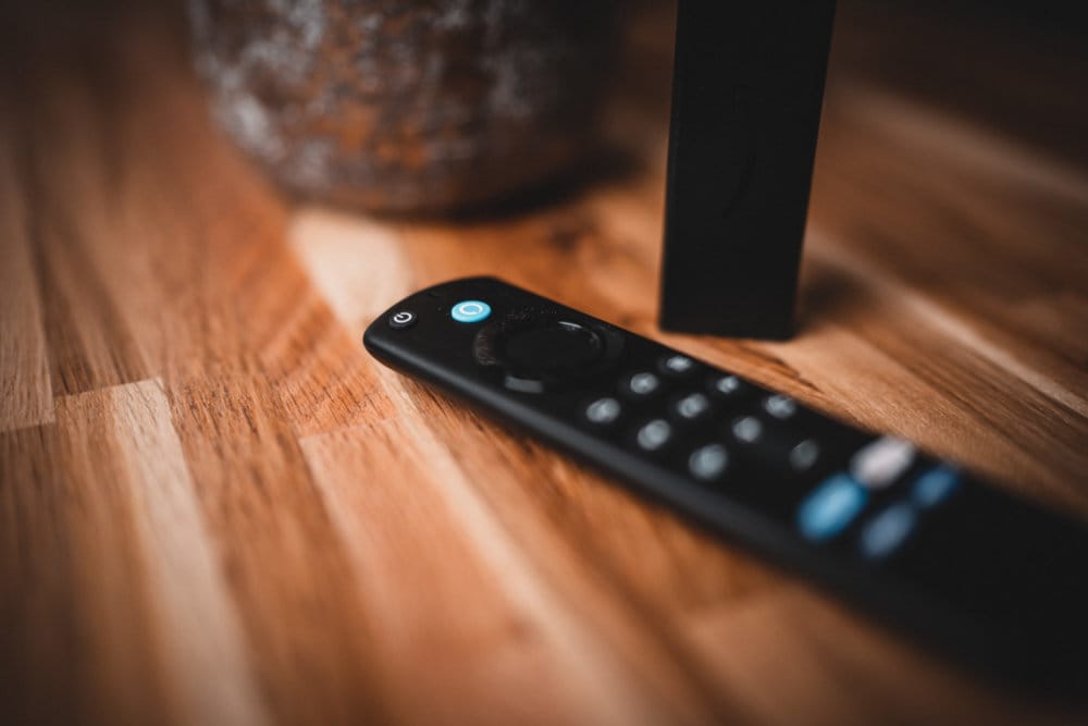 Wir zeigen dir wie du die Fire TV Stick Fernbedienung verbinden kannst